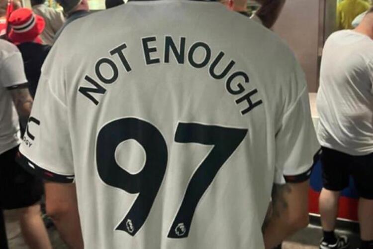 ชายคนหนึ่งถูกตั้งข้อหาสวมเสื้อฟุตบอล ’97’ ในนัดชิงชนะเลิศเอฟเอ คัพ